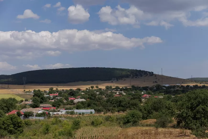 Pe urmele lui Ionuţ Geană, copilul dispărut după ce a fost dus de rude la un saivan din Tulcea unde era „om de curte”.  „L-am văzut când pleca cu o maşină roşie, cu unu’ tatuat”