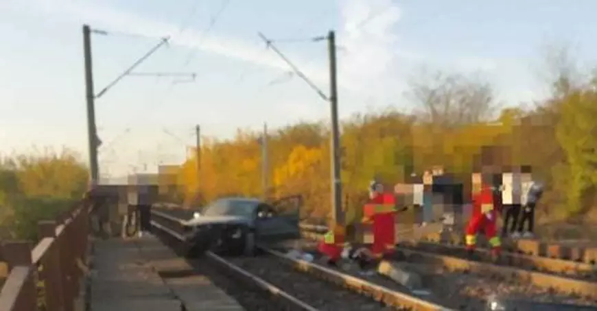 Un autoturism a fost lovit din plin de un tren pe magistrala București - Craiova. O tânără de 21 de ani a murit în accident