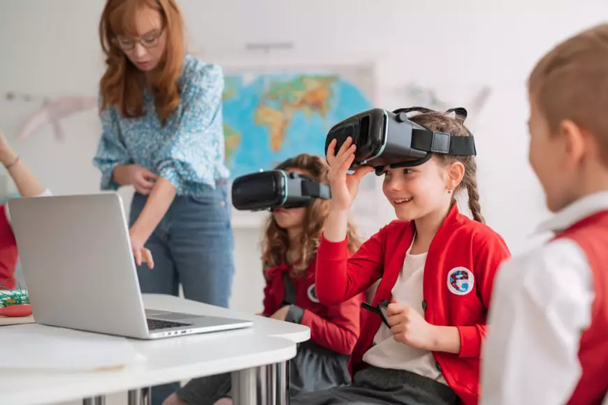 Tehnologii inovatoare: Cum realitatea virtuală (VR) și realitatea augmentată (AR) schimbă învățarea online