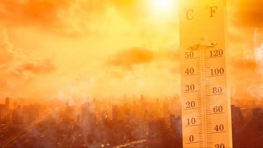 Termometru ce indică o temperatura mare, pe fundal se văd zgârie nori