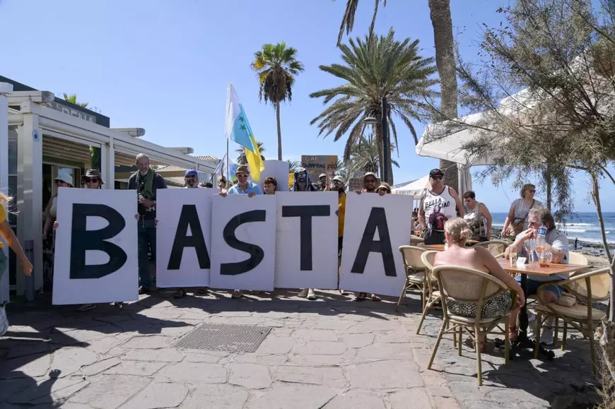Turiștii străini din Tenerife, goniți de localnicii deranjați de turismul excesiv: „Nu avem paturi suficiente pentru toți" | VIDEO
