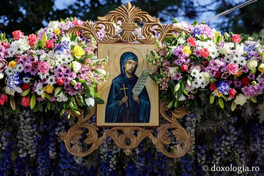 Cea mai mare Liturghie ținută în Moldova, la Iași: 35.000 de oameni s-au rugat Sfintei Parascheva, alți 46.000 stăteau la coadă pentru a ajunge la moaște