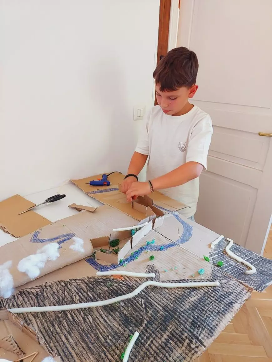 Descoperă școala care îmbină armonios elemente din pedagogia pozitivă în curriculumul național, unde copiii învață cu drag și fără presiune!