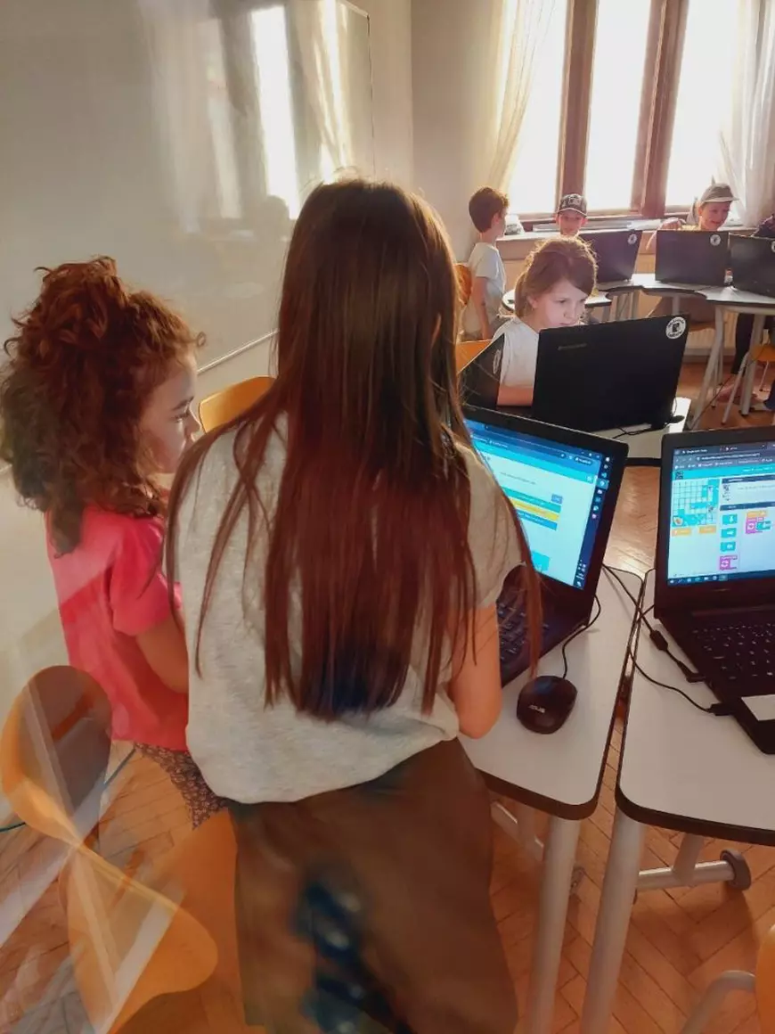 Descoperă școala care îmbină armonios elemente din pedagogia pozitivă în curriculumul național, unde copiii învață cu drag și fără presiune!