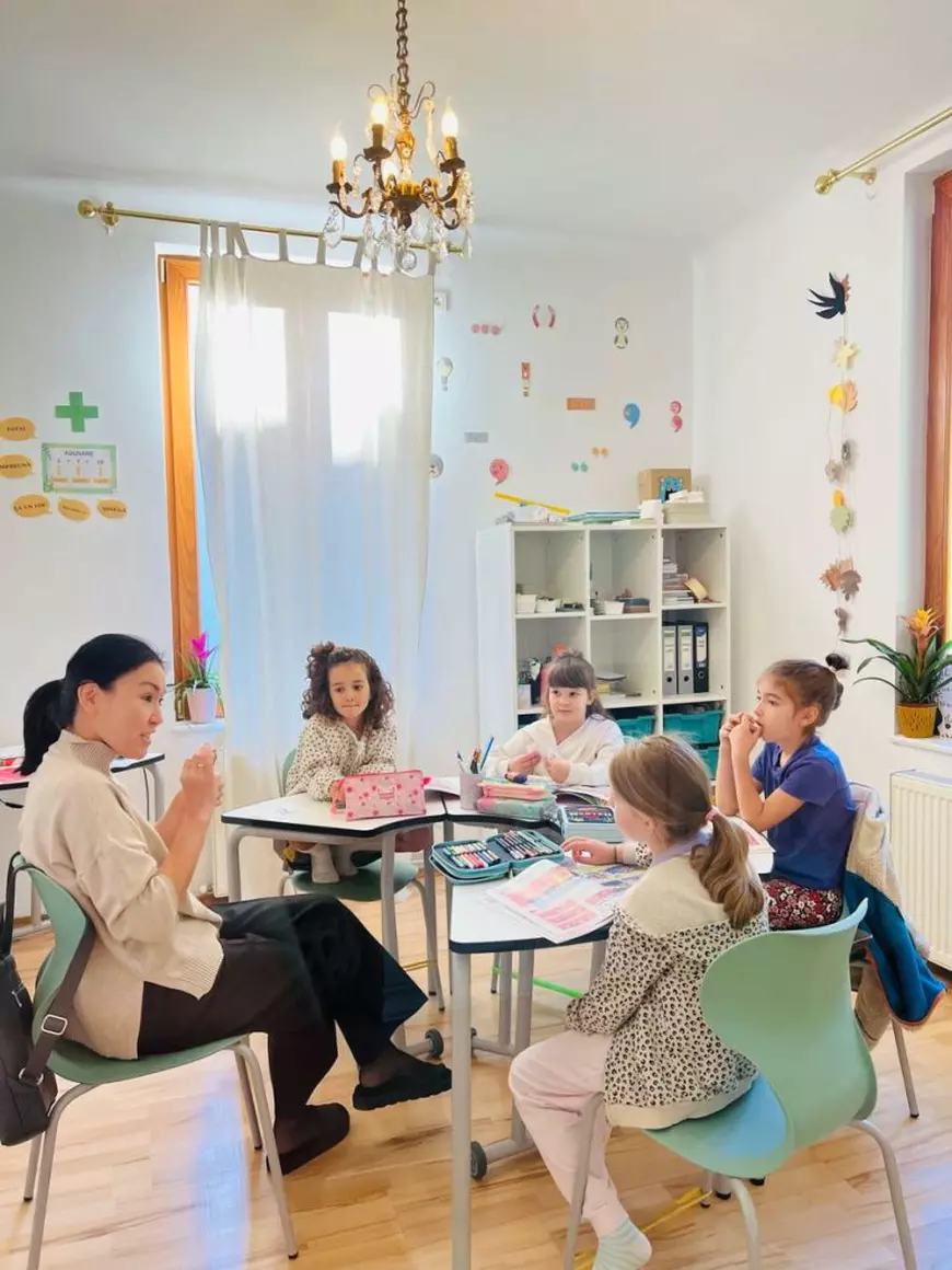 Descoperă școala care îmbină armonios elemente din pedagogia pozitivă în curriculumul național, unde copiii învață cu drag și fără presiune!