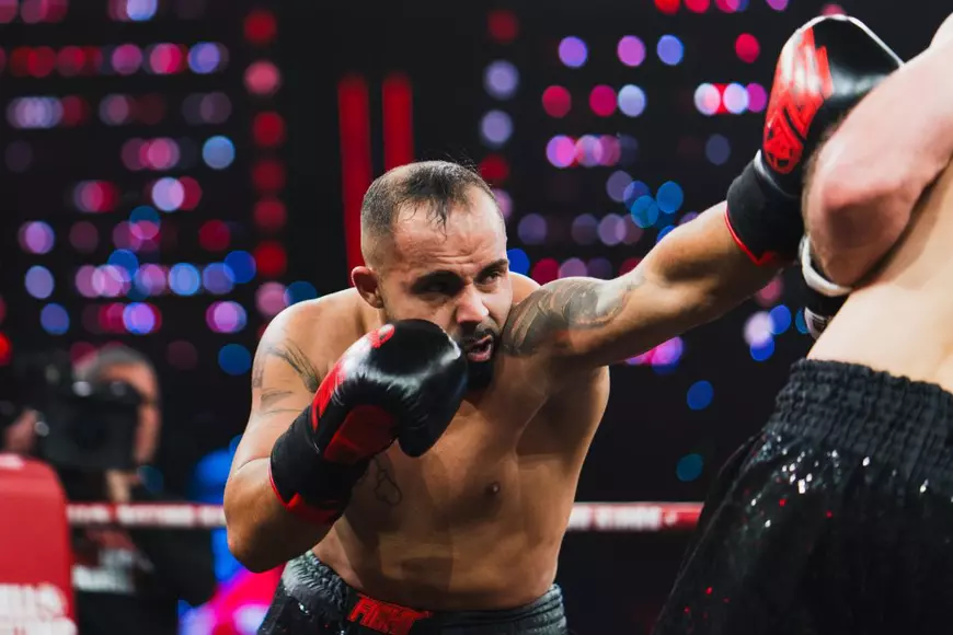 A treia noapte consecutivă de bilete epuizate: HELL Boxing Kings a adus trei TKO și o atmosferă încinsă pe Arena DVTK