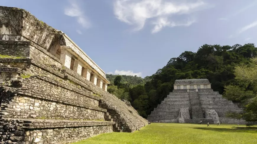 Vedere a piramidelor din orașul precolumbian Palenque, Mexic