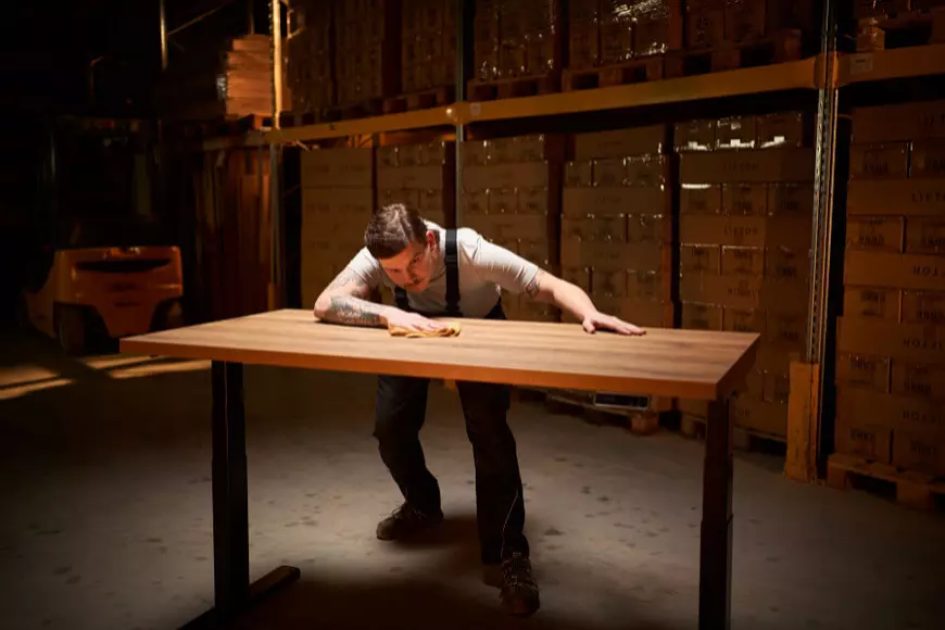 Un spate mai sănătos și performanțe mai bune la locul de muncă? Biroul reglabil vă va surprinde