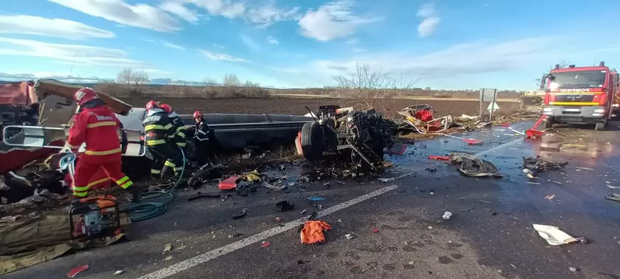 Două TIR-uri s-au făcut zob pe DN 2, în Neamț, după ce s-au lovit frontal