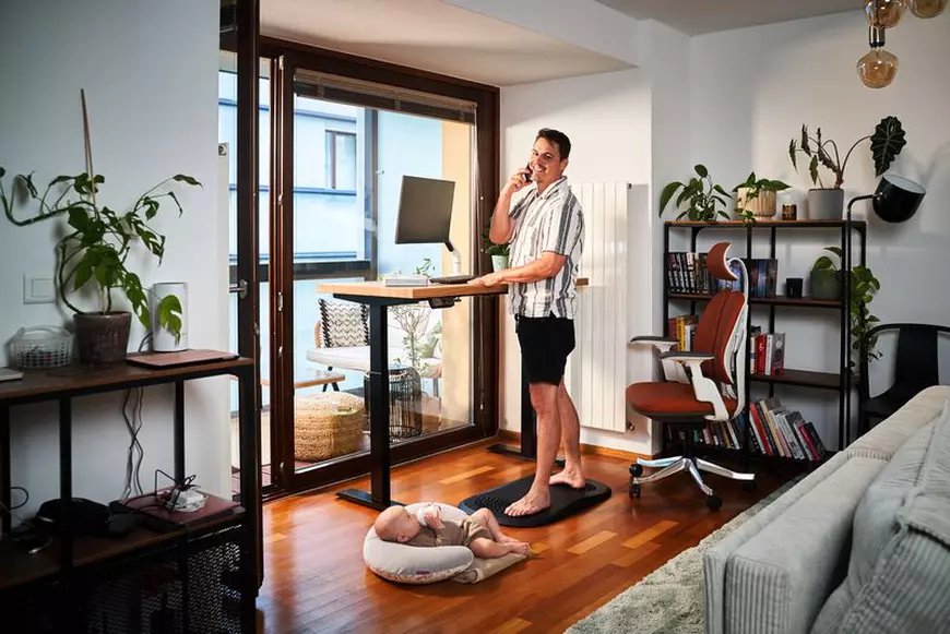 Un spate mai sănătos și performanțe mai bune la locul de muncă? Biroul reglabil vă va surprinde