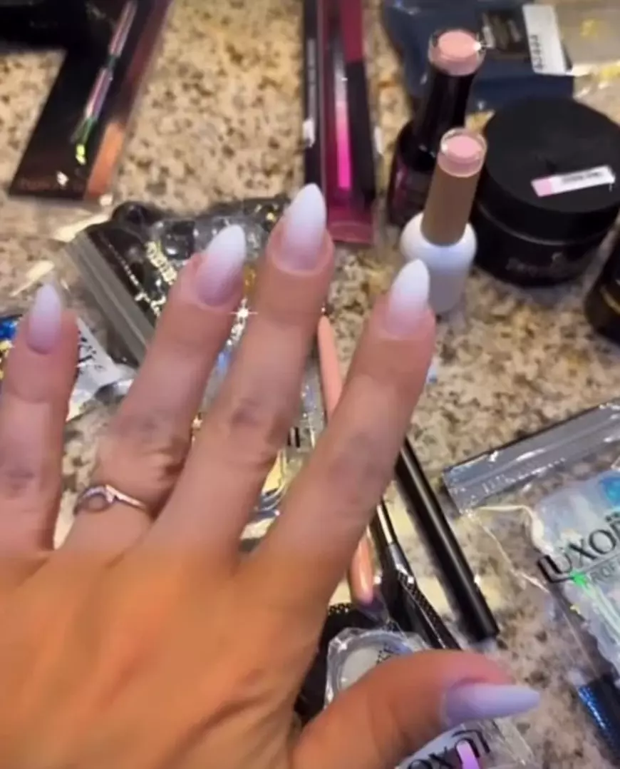 Cum au apărut Andreea Bălan și Victor Cornea la ședința foto de Crăciun. Se speculează că artista a fost cerută în căsătorie de sportiv