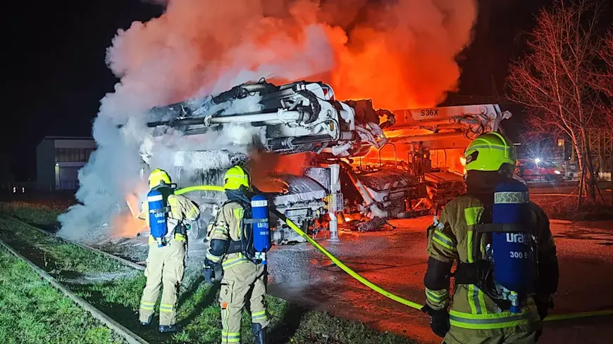 17 camioane și betoniere s-au făcut scrum într-o singură noapte, în Berlin