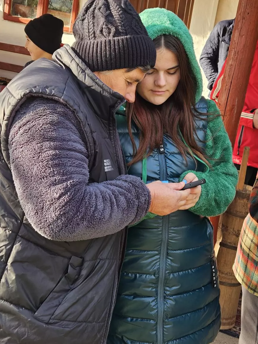 Claca strămoșească s-a mutat pe smartphone și acum îi spune BuniClub. O poveste frumoasă despre tradiții recuperate