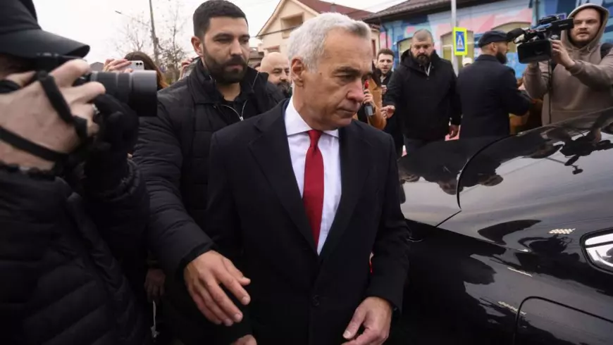 Călin Georgescu, în public, spre secția de votare