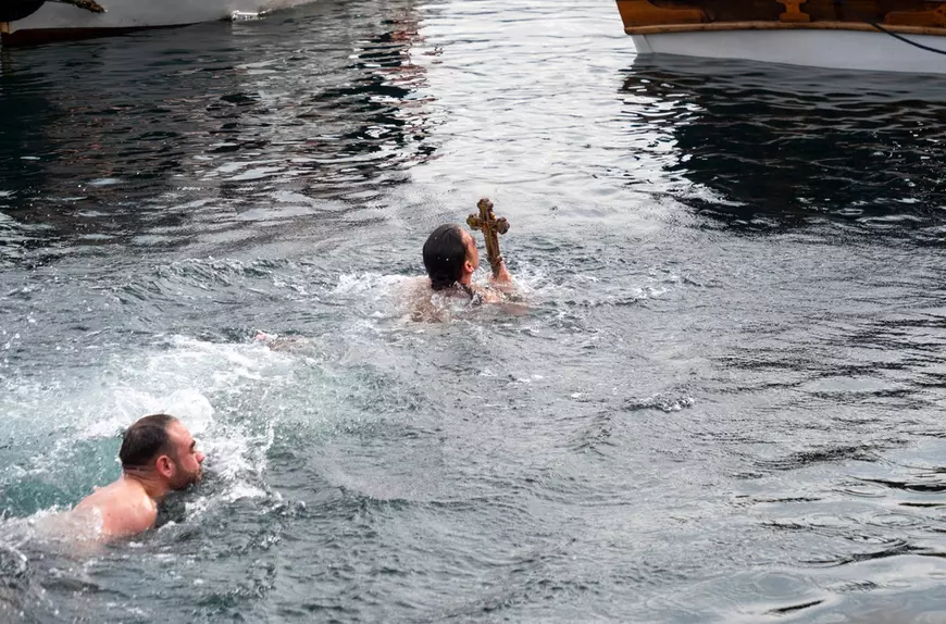 Un barbat reuseste sa scoata Crucea din apa aruncata de un preot de Boboteaza