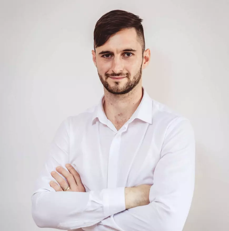 Personajele exotice din noul Parlament: de la membra AUR găsită cu gloanțe în Casa Poporului la șoferul din POT ajuns deputat printre străini