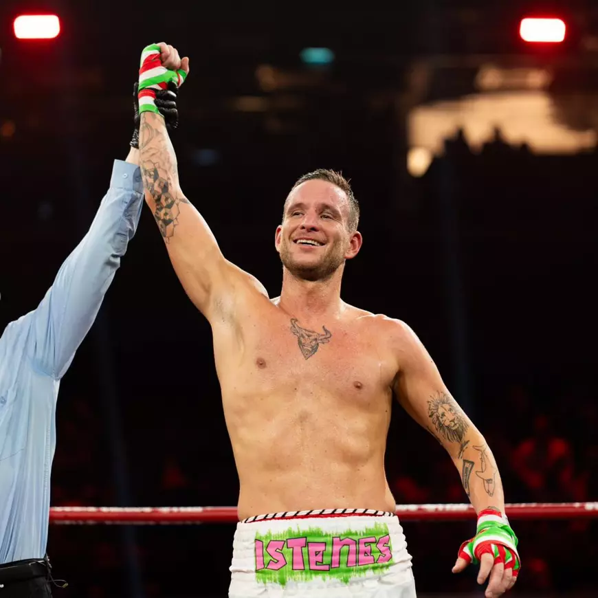 Putere, pasiune și meciuri de legendă: prima semifinală HELL Boxing Kings a strălucit datorită victoriei lui Istenes și loviturilor grele ale lui Adenubi