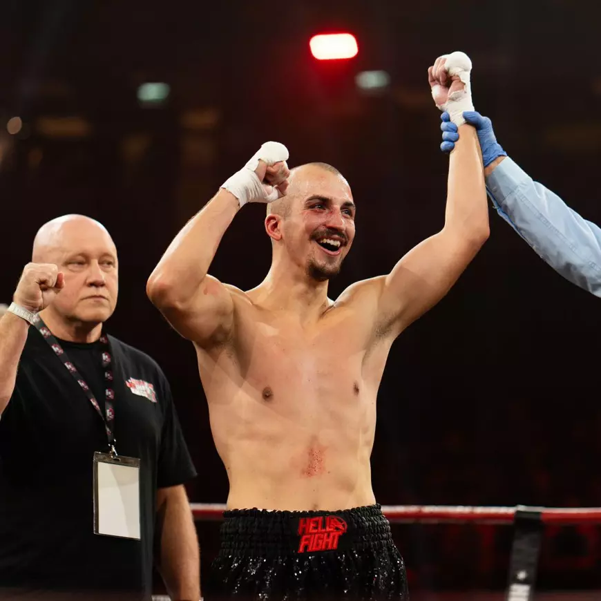 Putere, pasiune și meciuri de legendă: prima semifinală HELL Boxing Kings a strălucit datorită victoriei lui Istenes și loviturilor grele ale lui Adenubi