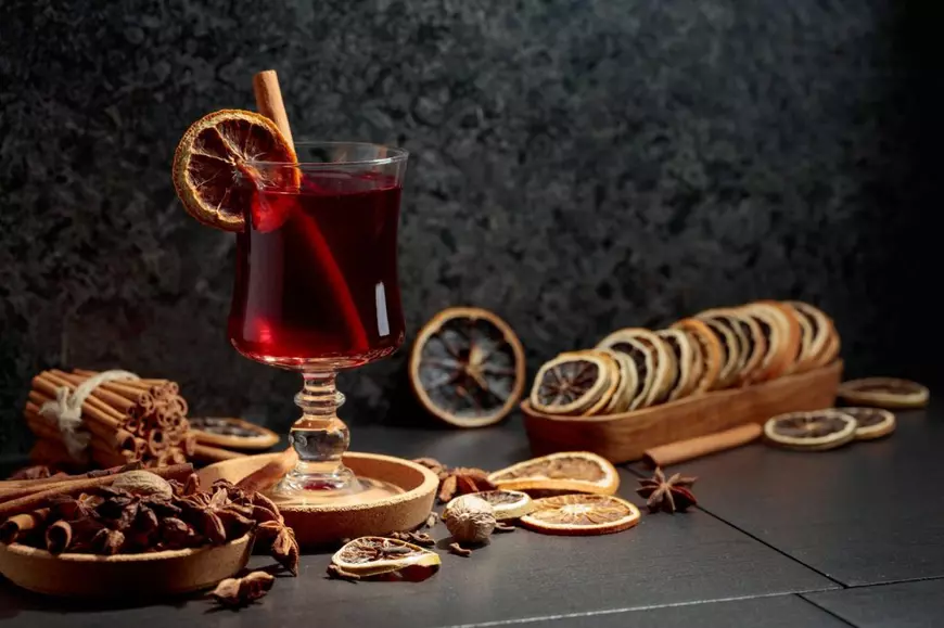 Istoria vinului fiert, băutura festivă preferată care ne încălzește iernile