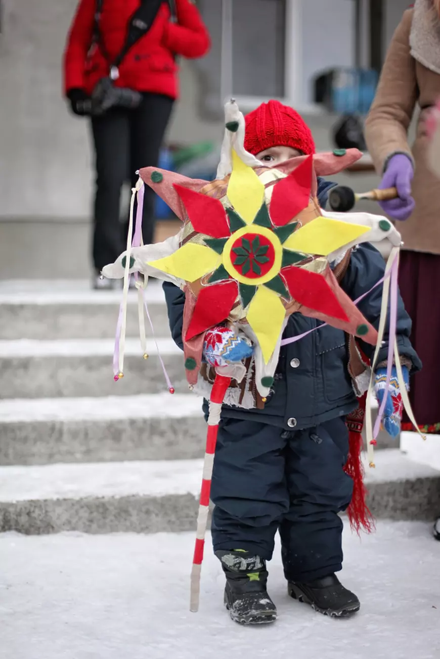 Când se merge cu Steaua - Imagine cu un copil care are o stea în mână şi merge să colinde.
