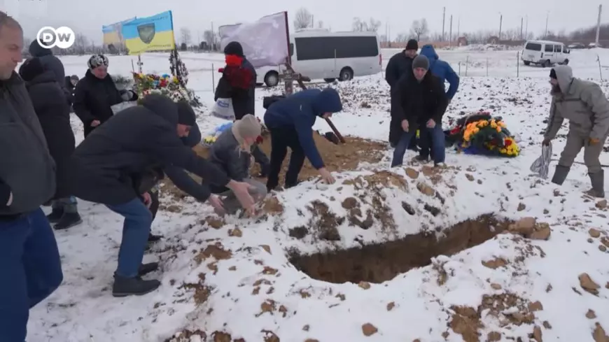 Crăciunul în Ucraina după aproape trei ani de război. O mamă a recuperat corpul fiului de la ruși după un an