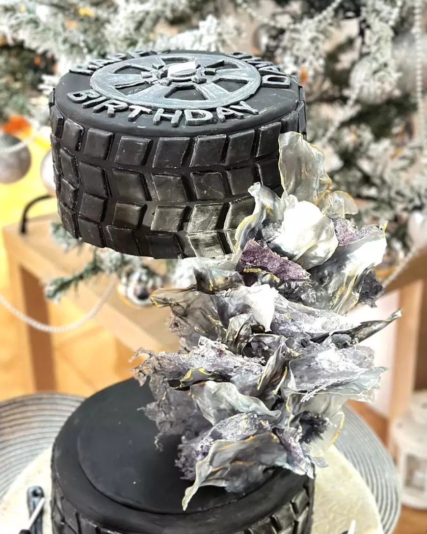 Românca de pe malul Mării Adriatice care face torturi cu scufundarea Titanicului