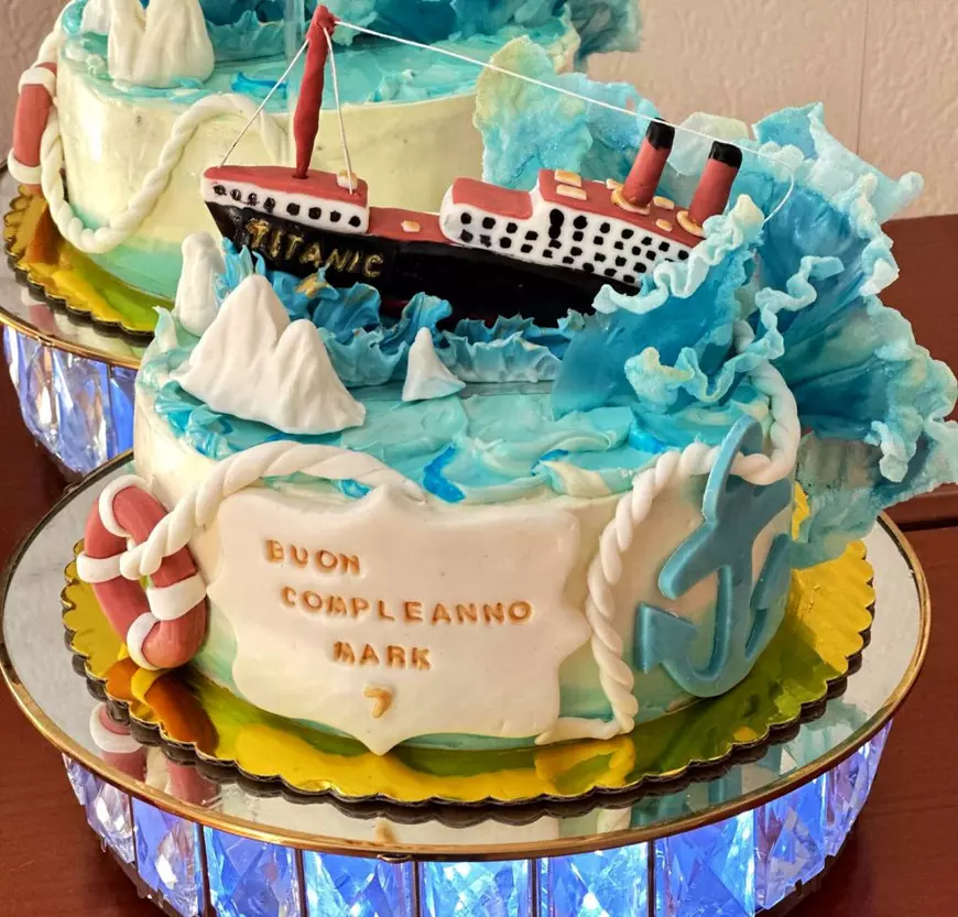 Românca de pe malul Mării Adriatice care face torturi cu scufundarea Titanicului