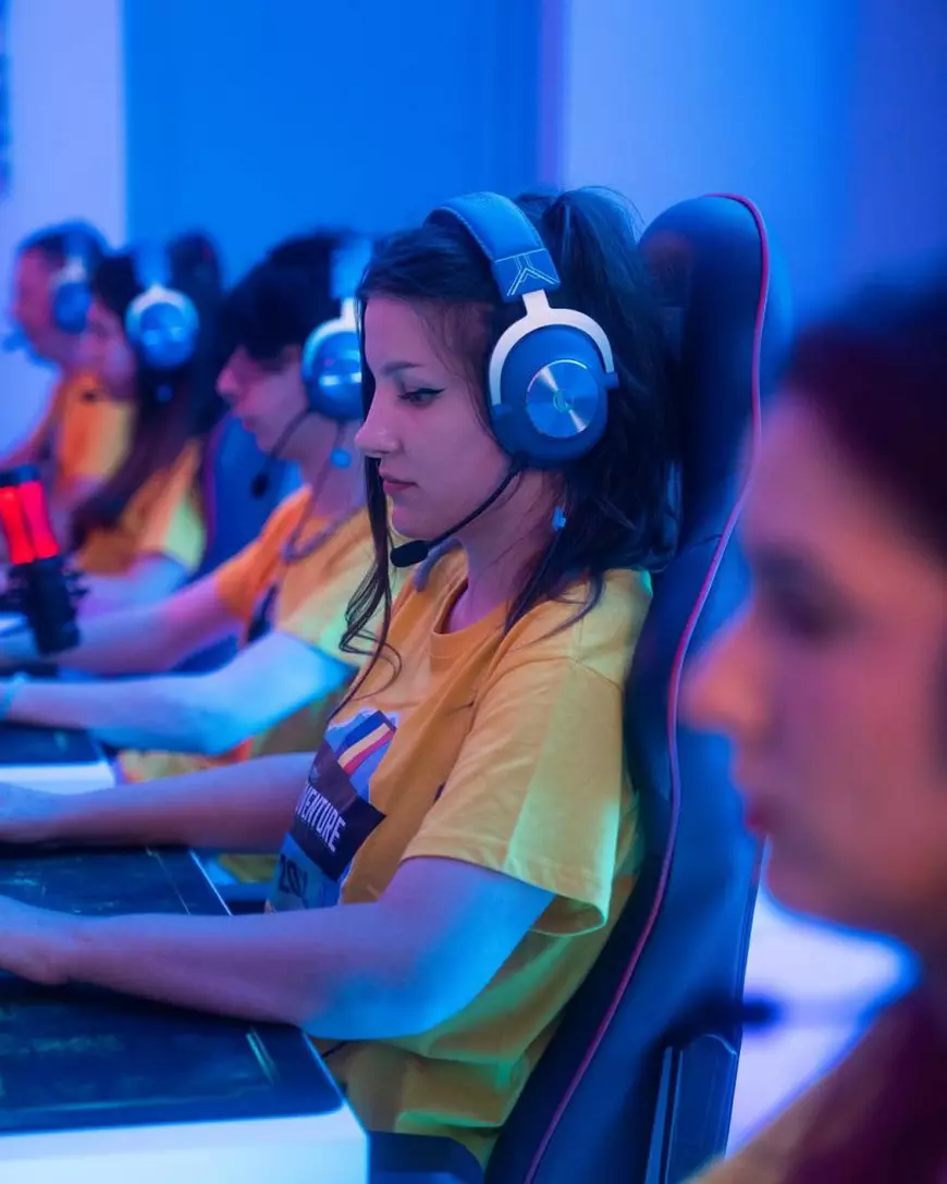 Andreea e pasionată de jocuri pe calculator. Foto: Arhivă personală