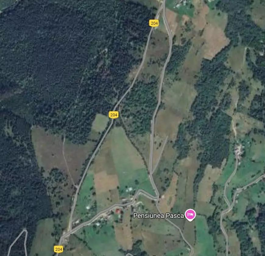 Traseul unui drum din Munții Apuseni, schimbat arbitrar în timpul modernizării. Acum trece printr-o zonă cu locuințe și terenuri