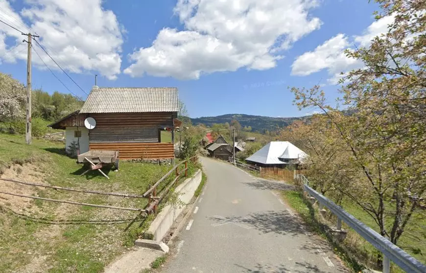 Traseul unui drum din Munții Apuseni, schimbat arbitrar în timpul modernizării. Acum trece printr-o zonă cu locuințe și terenuri