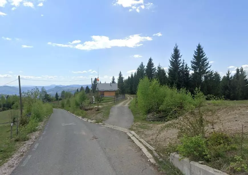 Traseul unui drum din Munții Apuseni, schimbat arbitrar în timpul modernizării. Acum trece printr-o zonă cu locuințe și terenuri