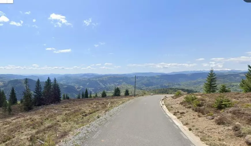 Traseul unui drum din Munții Apuseni, schimbat arbitrar în timpul modernizării. Acum trece printr-o zonă cu locuințe și terenuri