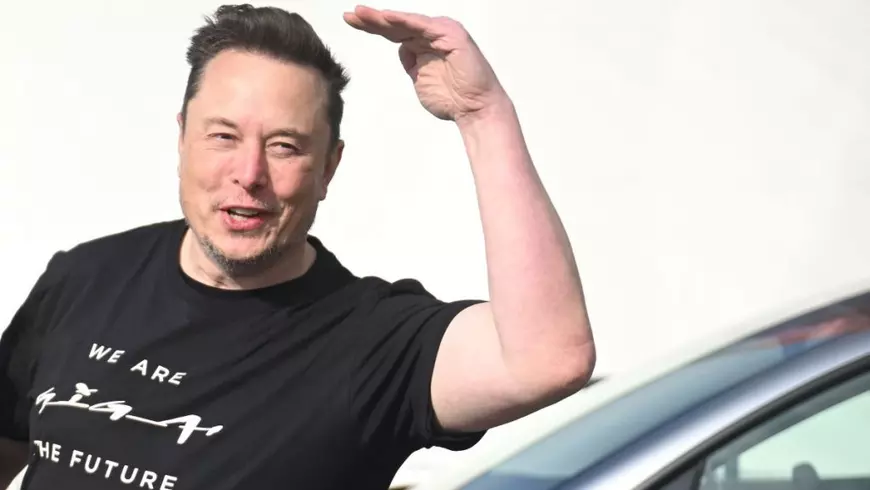 Elon Musk, cu mâna stângă ridicată