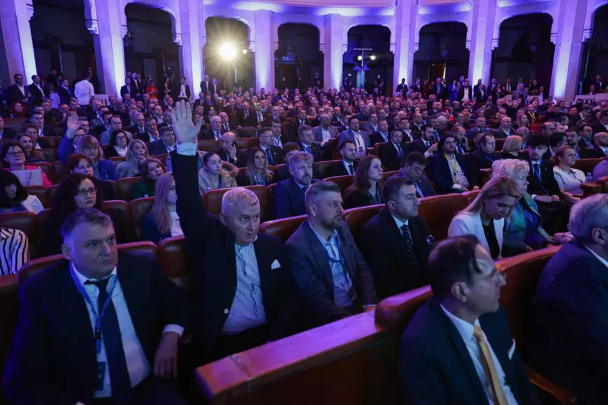 Ce nu s-a văzut la TV la „ungerea” lui Crin Antonescu drept prezidențiabil: atacuri în rafală la adresa lui Georgescu și jocuri de culise pentru împărțirea funcțiilor din Executiv