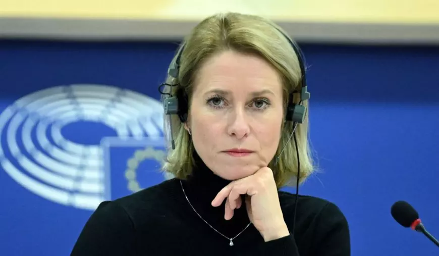 Kaja Kallas, șefa diplomației UE, în sala Parlamentului European, purtând o maleta neagră și având căști negre pe cap - 10 decembrie 2024