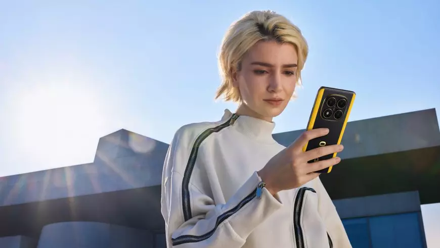 Model folosind noul telefon POCO X7 Pro în aer liber