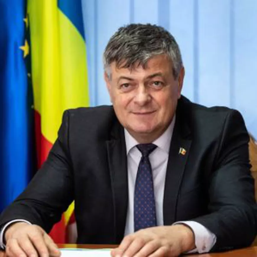 Traseul unui drum din Munții Apuseni, schimbat arbitrar în timpul modernizării. Acum trece printr-o zonă cu locuințe și terenuri