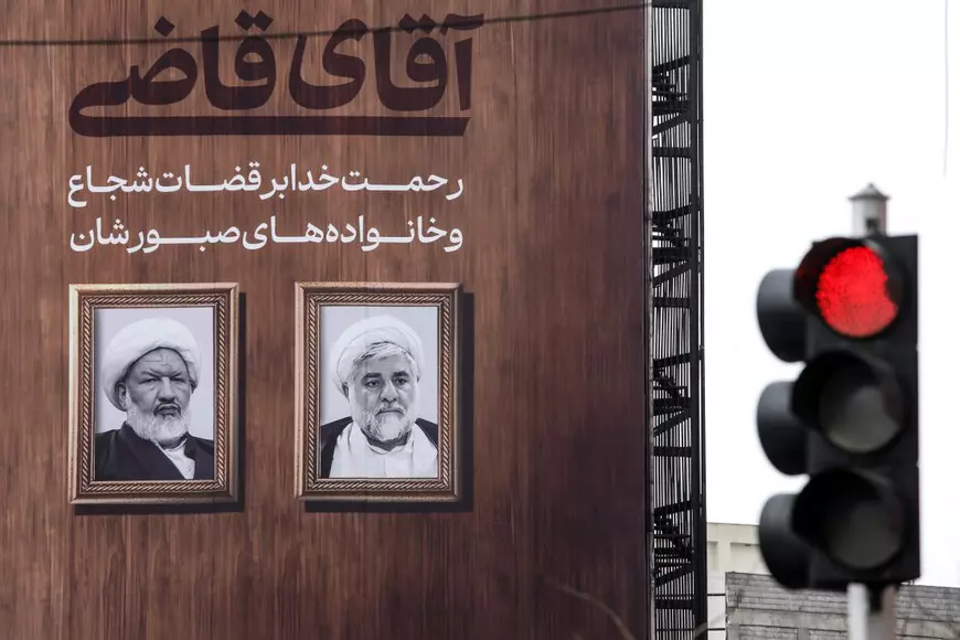 Imagini dure au reapărut în atenția publică: cu ștreangul la gât, un iranian zâmbind înainte de execuție și doi judecători supremi împușcați mortal