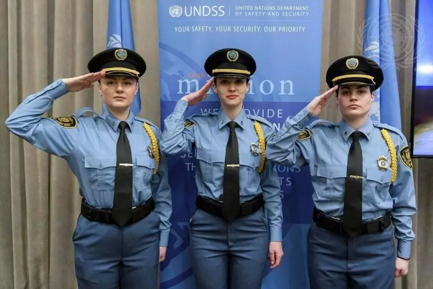 Povestea româncei care a stat 40 de minute nemișcată în spatele lui Joe Biden, la sediul ONU. Ștefana l-a escortat și pe Volodimir Zelenski