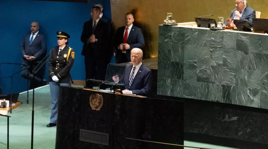 Povestea româncei care a stat 40 de minute nemișcată în spatele lui Joe Biden, la sediul ONU. Ștefana l-a escortat și pe Volodimir Zelenski
