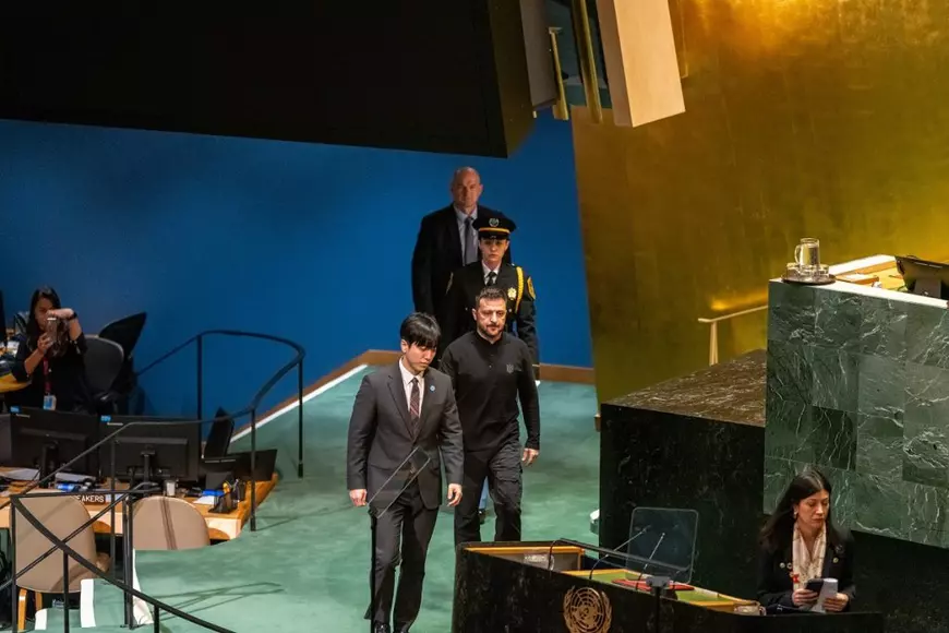 Povestea româncei care a stat 40 de minute nemișcată în spatele lui Joe Biden, la sediul ONU. Ștefana l-a escortat și pe Volodimir Zelenski