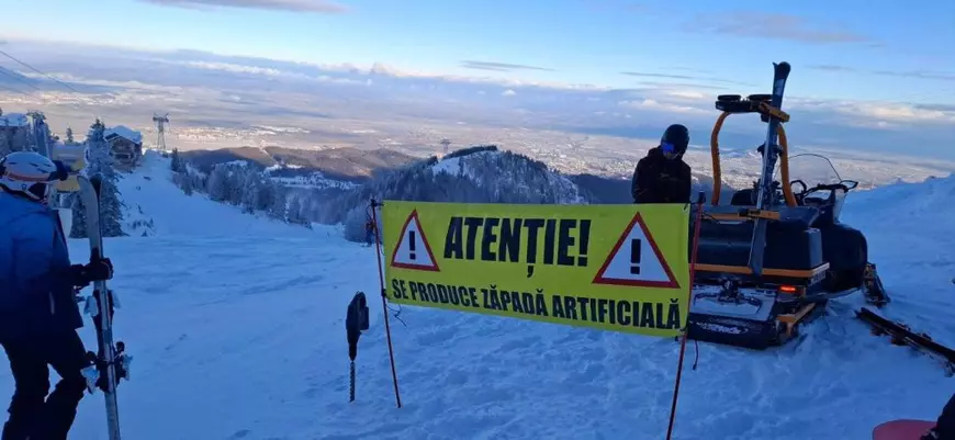 Pe pârtiile din Poiana Brașov se produce zăpadă artificială
