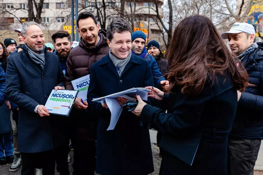 Nicușor Dan a început strângerea de semnături. FOTO: Facebook