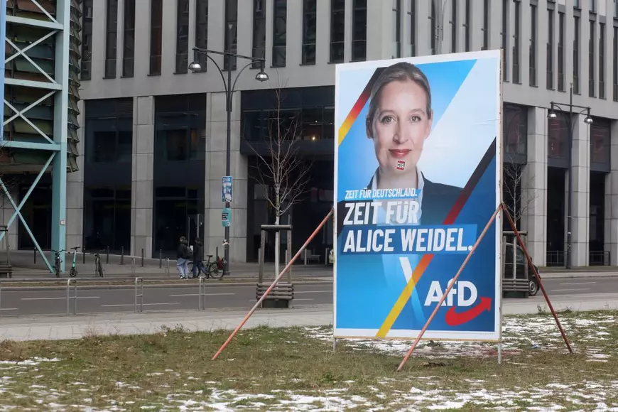 Afiș al AfD cu candidata Alice Wedel la funcția de cancelar.