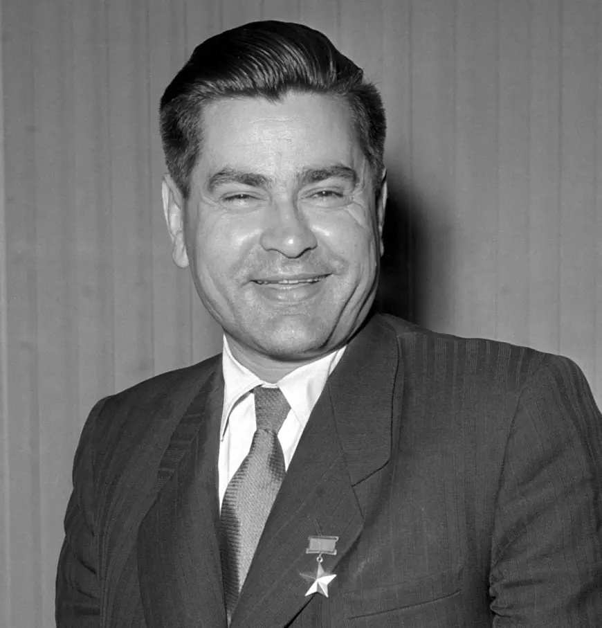 Erou al URSS Alexei Petrovici Mareshev, fost pilot de vânătoare în timpul celui de-al Doilea Război Mondial, a cărui soartă a devenit subiectul cărții scriitorului sovietic Boris Polevoi „Povestea unui om adevărat”.