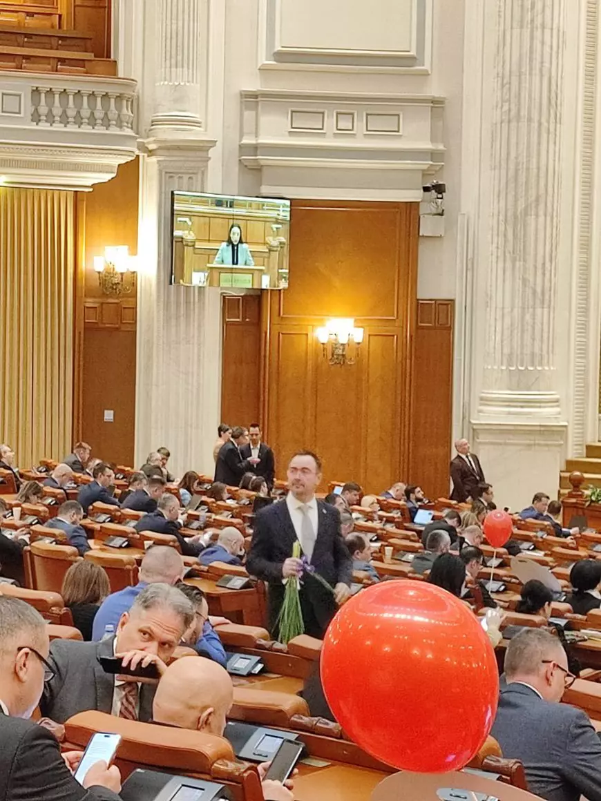 Ce nu s-a văzut la TV la moțiunea de cenzură: jigniri, răfuieli pentru funcții și dezinteres masiv