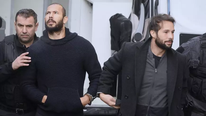 Fostul kickboxer Andrew Tate și fratele său Tristan sosesc în instanță pentru a participa la apelul lor din București, România, pe 01 februarie 2023. Ambii sunt îmbrăcați în negru și par îngrijorați