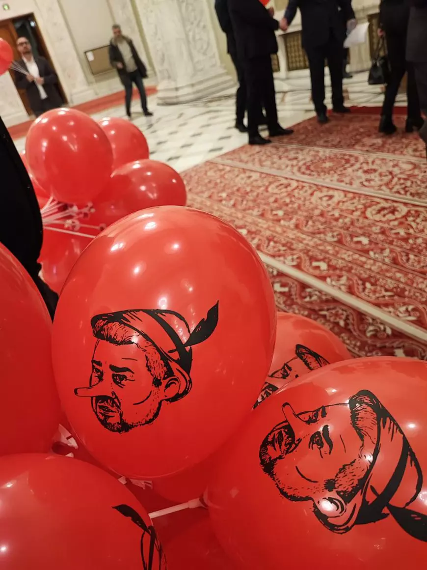 Ce nu s-a văzut la TV la moțiunea de cenzură: jigniri, răfuieli pentru funcții și dezinteres masiv