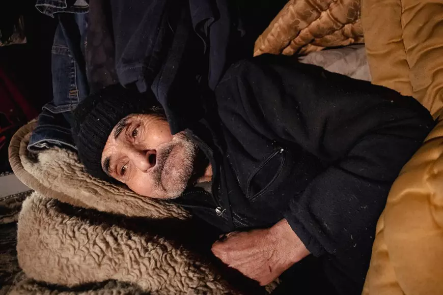 După ce i s-a stricat soba din bordei, un pensionar din Iași se încălzește doar cu pisici: „Problema țării e că sătulul nu crede la ăl flămând” | REPORTAJ