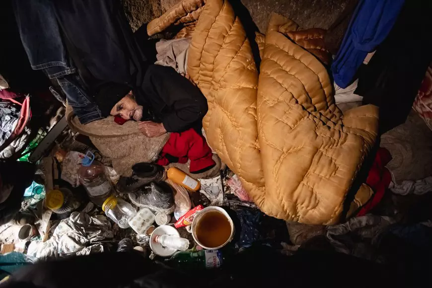După ce i s-a stricat soba din bordei, un pensionar din Iași se încălzește doar cu pisici: „Problema țării e că sătulul nu crede la ăl flămând” | REPORTAJ